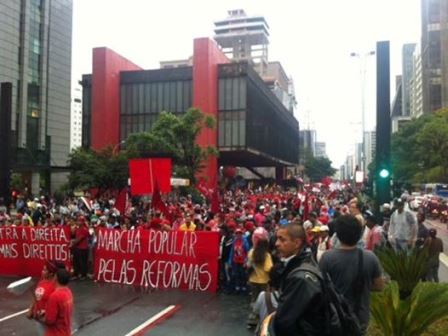 CUT e movimentos sociais marcham em São Paulo por reforma política
