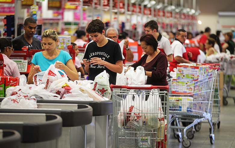 Para economistas, menor inflação em 12 meses desde 1999 não é motivo para comemorar