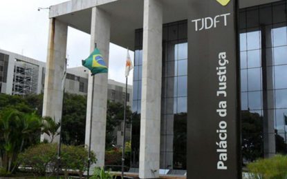 Justiça suspende parcelamento de salários de servidores públicos do DF