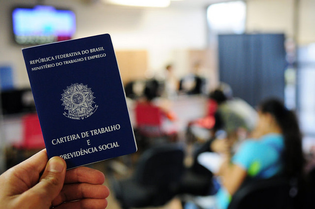 Aos 86 anos, Carteira de Trabalho vale menos após reformas de Temer