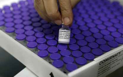 Três doses da Pfizer neutralizam ômicron, apontam estudos preliminares